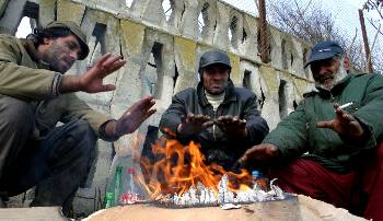 Αστεγοι στη Βάρνα της Βουλγαρίας προσπαθούν να ζεσταθούν (2006)