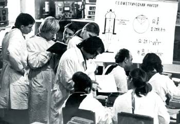 Φοιτητές σε δωμάτιο μέτρησης ραδιενέργειας κάνουν υπολογισμούς μετρήσεων (Οκτώβρης 1974)
