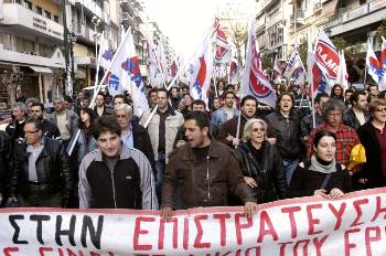 Εργάτες της στεριάς, μαθητές, φοιτητές και σπουδαστές διαδηλώνουν ενάντια στην επιστράτευση των ναυτεργατών το Φλεβάρη του 2006