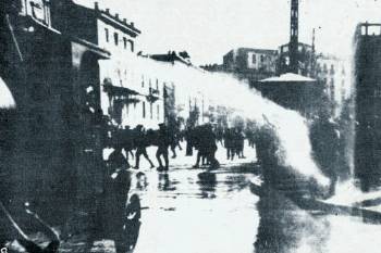 Λίγο πριν γενικευθεί η χρήση των όπλων. Με τις αντλίες ρίχνουν νερό στους απεργούς