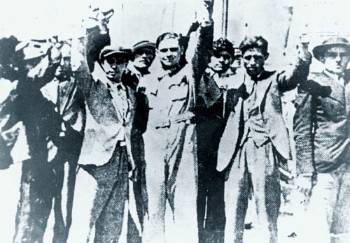 Αγωνιστές με υψωμένες γροθιές, στην πρωτομαγιάτικη απεργία του '36, στη Θεσσαλονίκη