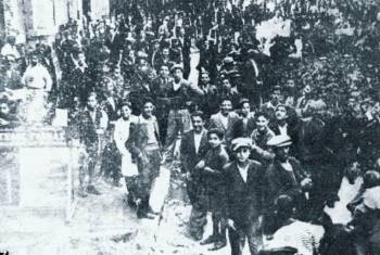 Οι εργάτες στήνουν οδοφράγματα