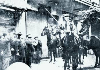 Εφιπποι χωροφύλακες, με γυμνά τα σπαθιά, ενώ δίπλα τους οι απεργοί προσπαθούν να τους μιλήσουν