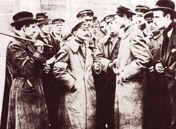 Στρατιώτες και πολίτες συζητούν στους δρόμους του Βερολίνου - Επανάσταση στη Γερμανία 9/11/1918