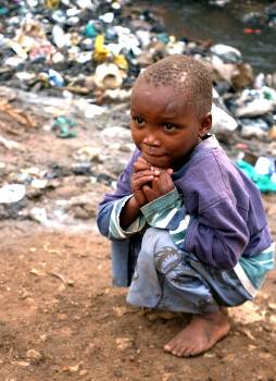 Στην Κένυα πολλά παιδιά ψάχνουν στα σκουπίδια για «χρήσιμα» αντικείμενα και για λίγο φαγητό...