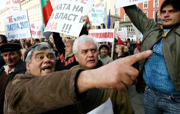 Οργισμένες λαϊκές αντιδράσεις προκαλούν τα αντιλαϊκά μέτρα των κυβερνήσεων του κεφαλαίου σε όλη την ΕΕ (φωτό αρχείου από κινητοποίηση στη Βουλγαρία)