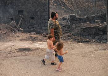 Ο πατέρας με τα παιδιά του, στους έρημους δρόμους της Αρτέμιδας