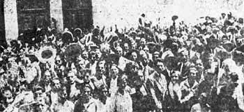 Οι εργαζόμενοι δεν έμειναν με σταυρωμένα τα χέρια απέναντι στην πολιτική των αστικών κυβερνήσεων, οι οποίες έριχναν τα βάρη του εξωτερικού δανεισμού στα λαϊκά στρώματα. Στη φωτογραφία στιγμιότυπο από την απεργία των ναυτεργατών τον Ιούνη του 1927 για καλύτερες αμοιβές και μείωση των φόρων