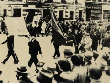 Στους αγώνες της ντόπιας εργατιάς εντάχθηκαν οι Ελληνες, που, ξεριζωμένοι απ' την πατρίδα τους, έφτασαν στην Αυστραλία, αναζητώντας μεροκάματο (φωτ.: αντιφασιστική διαδήλωση Ελληνο-Αυστραλών, στη διάρκεια του 2ου Παγκοσμίου Πολέμου, από το βιβλίο του Στέλιου Κουρμπέτη «Η ιστορία της ελληνικής Αριστεράς της Αυστραλίας, 1915-1955»)