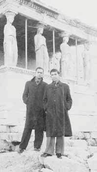 Στη φωτογραφία -ενθύμιο εικονίζονται οι: σ. Στάθης Τσεκούρας (αριστερά) και Μαρίνος Πετρούνιας που ανέβηκαν πριν την επιχείρηση στην Ακρόπολη για αναγνώριση της περιοχής