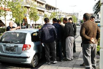 Μετανάστες, συνωστίζονται για ένα μεροκάματο, στο αυτοκίνητο του εργολάβου