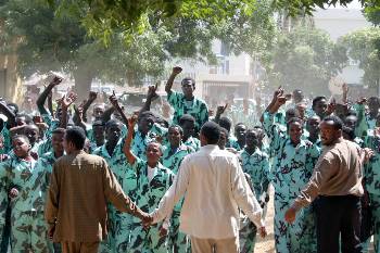 Από συγκέντρωση διαμαρτυρίας μαθητών έξω απ' τη γαλλική πρεσβεία στην πρωτεύουσα του Τσαντ