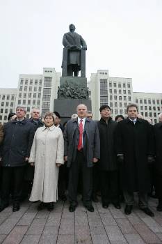 Οι αντιπροσωπείες αποτίουν φόρο τιμής στο μνημείο του Λένιν στο Μινσκ