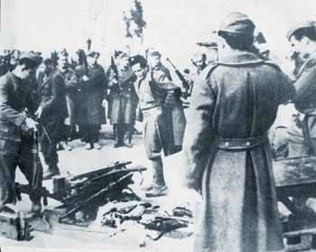 Συμφωνία Βάρκιζας - παράδοση των όπλων από τους μαχητές του ΕΛΑΣ