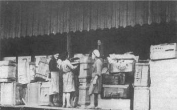 Εκκένωση της Κρατικής Δημόσιας Βιβλιοθήκης «Μ. Ε. Σάλτικοφ - Σεντρίν» του Λένινγκραντ για να σωθεί από τους Γερμανούς