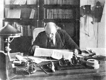 Στο γραφείο του το 1918, διαβάζοντας την «Πράβντα»