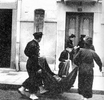 Συνεργεία από φαλαγγίτες -ισσες, με ονομαστικές καταστάσεις στα χέρια, εξαναγκάζουν τους πολίτες να συνεισφέρουν για την ΕΟΝ. Για λόγους εντυπωσιασμού τα λάφυρα συγκεντρώνονταν σε κουβέρτες. Αργότερα, η λεία κατέληξε προς πώληση στο Μοναστηράκι και στο Βαρδάρη, σε όφελος των αξιωματικών της ΕΟΝ