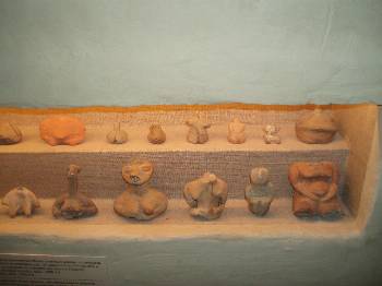 Νεολιθικά ειδώλια που εκτίθενται στο Αθανασάκειο Αρχαιολογικό Μουσείο Βόλου