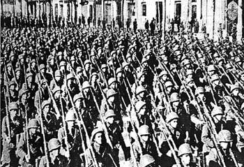 Ιταλοί στρατιώτες, που πήραν μέρος στον ισπανικό εμφύλιο στο πλευρό των φασιστών στασιαστών, παρελαύνουν στη Μαδρίτη, μετά τη νίκη του Φράνκο