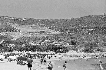 Στην πλαγιά της παραλίας του Σίμου, η οριοθετημένη έκταση που φαίνεται στη φωτογραφία έχει μπει στο στόχαστρο ιδιωτών για τσιμεντοποίηση