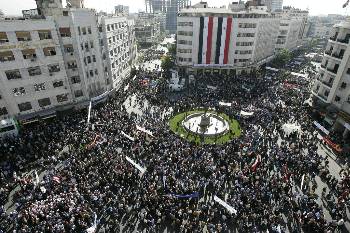 Στιγμιότυπο από μεγάλη διαδήλωση που καταδίκαζε την αμερικανική επιδρομή σε συριακό χωριό τον Οκτώβρη του 2008