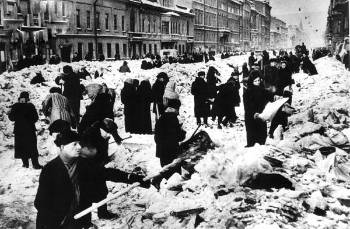 1944 Κάτοικοι του Λένινγκραντ προσπαθούν να καθαρίσουν ό,τι απέμεινε από την πόλη τους. Το κόστος που πλήρωσε η ΕΣΣΔ ήταν τεράστιο. Οι μισοί περίπου από τους 50 εκατομμύρια νεκρούς του Β' Παγκοσμίου Πολέμου ήταν πολίτες της ΕΣΣΔ