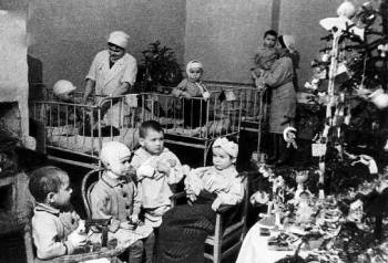 Περίθαλψη τραυματισμένων παιδιών στο Λένινγκραντ το 1942