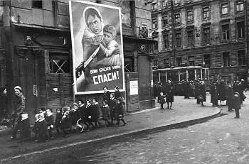 Ενα τεράστιο πανό ζητά από τους Σοβιετικούς στρατιώτες να σώσουν τα παιδιά του Λένινγκραντ (1942)