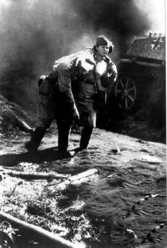 Νοσηλεύτρια του Κόκκινου Στρατού στον Β` Παγκόσμιο Πόλεμο φροντίζει τραυματία στρατιώτη από το πεδίο της μάχης (1943)