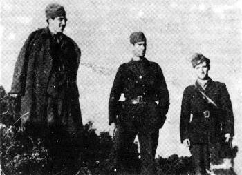 Διακρίνονται αριστερά προς τα δεξιά ο Γιώργος Κονταλώνης, επιτελάρχης της 3ης Μεραρχίας, ο Στέφανος Γκιουζέλης, διοικητής, και ο Κώστας Μπασακίδης, διευθυντής του γραφείου επιχειρήσεων
