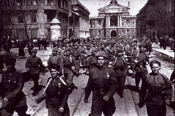 Ο Β' Παγκόσμιος Πόλεμος πρώτ' απ' όλα στόχευε στη συντριβή του πρώτου σοσιαλιστικού κράτους στον κόσμο, της ΕΣΣΔ, και στην ανατροπή του σοσιαλισμού, ώστε να ξανακερδίσουν έναν χαμένο κρίκο στην ιμπεριαλιστική αλυσίδα