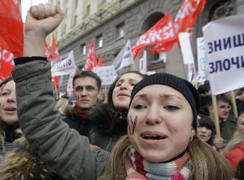 Οι αυξήσεις στις τιμές των οργανισμών κοινής ωφέλειας, των προϊόντων αλλά και στα εισιτήρια των μέσων συγκοινωνίας οδήγησαν σε μαζικές διαμαρτυρίες στο Κίεβο το περασμένο Μάρτη