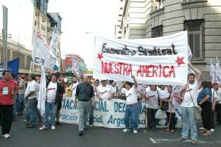 Από αντικαπιταλιστική κινητοποίηση ταξικών συνδικαλιστικών δυνάμεων που συσπειρώνονται στην Παγκόσμια Συνδικαλιστική Ομοσπονδία στην Αργεντινή, το 2009