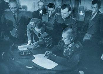 Ο στρατάρχης Κάιτελ υπογράφει την Πράξη για τη χωρίς όρους συνθηκολόγηση της Γερμανίας ενώπιον των αντιπροσώπων των Ενόπλων Δυνάμεων των χωρών της αντιχιτλερικής συμμαχίας