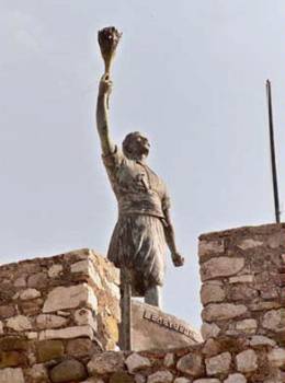 Το άγαλμα του Ανεμογιάννη στο κάστρο του λιμανιού της Ναυπάκτου