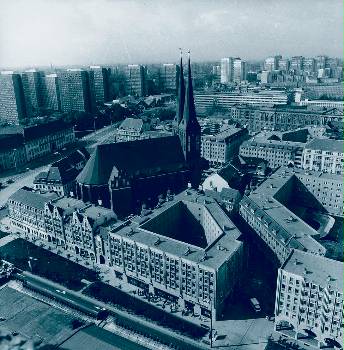 Στέγαση στη Γερμανική Λαοκρατική Δημοκρατία. Το Βερολίνο χτίστηκε από τα ερείπια. Μεταξύ 1969 - 1989, άλλαξε πρόσωπο. Χτίστηκαν ή ανακαινίστηκαν περισσότερα από 300.000 διαμερίσματα στην πρωτεύουσα της ΓΛΔ και μόνο μεταξύ Γενάρη και Αυγούστου 1989, παραδόθηκαν περίπου 14.300 διαμερίσματα