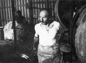 Ο Β. Κολοβός σε σκηνή από την ταινία «Το Εργοστάσιο»