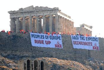Το σύνθημα του ΚΚΕ στο Βράχο της Ακρόπολης εμπνέει πολλούς αγωνιστές στην Ευρώπη και τον Κόσμο
