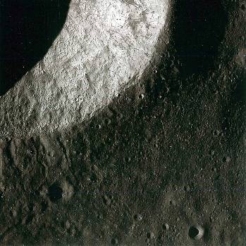 Οψη μιας πλευράς της στεφάνης του κρατήρα Μειλίχιος Α, διαμέτρου 8,5 χιλιομέτρων, όπως καταγράφηκε πέρσι το φθινόπωρο από την κάμερα του αμερικανικού Δορυφόρου Σεληνιακής Αναγνώρισης