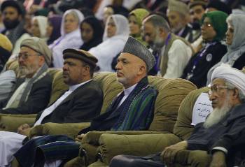 Οι προύχοντες του Αφγανιστάν μαζί με τον εγκάθετο Πρόεδρο στη διάρκεια της τζίργκας