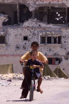 Βόλτα με ποδήλατο μπροστά στα χαλάσματα των ισραηλινών βομβαρδισμών για τα παιδιά του πολέμου
