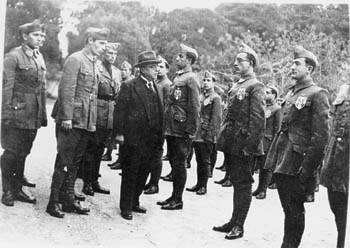 Ο Ιωάννης Μεταξάς επιθεωρεί το στράτευμα
