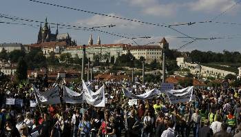 Από παλαιότερη διαδήλωση δημοσίων υπαλλήλων κατά των μέτρων λιτότητας στην Πράγα