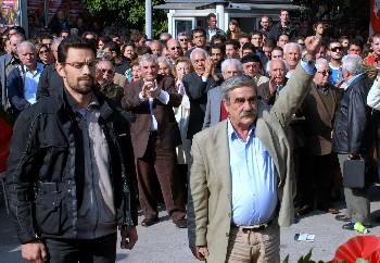 Ο Δ. Αρβανιτάκης και ο Π. Παπαγεωργόπουλος αμέσως μετά την κατάθεση στεφάνων εκ μέρους του ΚΚΕ και της ΚΝΕ