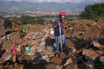 Στη φτωχογειτονιά του Μπέγιο της μεγαλούπολης του Μεντεγίν της Κολομβίας συνεχίζεται η προσπάθεια ανεύρεσης επιζόντων