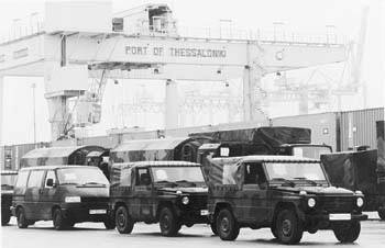 ΝΑΤΟικά οχήματα αναχωρούν από το λιμάνι της Θεσσαλονίκης με προορισμό τα σύνορα με την τότε Γιουγκοσλαβία