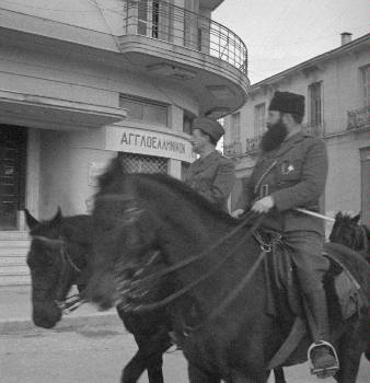 Ο Στέφανος Σαράφης και ο Αρης Βελουχιώτης μπαίνουν (28/12/1944) στα απελευθερωμένααπό τον ΕΛΑΣ Γιάννενα
