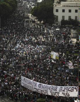 Χιλιάδες λαού διαδηλώνουν ενάντια στο καθεστώς Μουμπάρακ