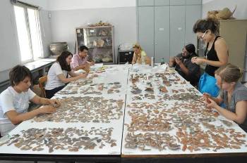 Εργασίες συγκόλλησης κεραμικής στο κτίριο της πανεπιστημιακής ανασκαφής στο Καραμπουρνάκι από φοιτητές Αρχαιολογίας ή αλλιώς ...από μελλοντικούς έκτακτους αρχαιολόγους