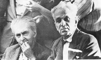 Με τον Κώστα Βάρναλη στην Αθήνα, το 1957